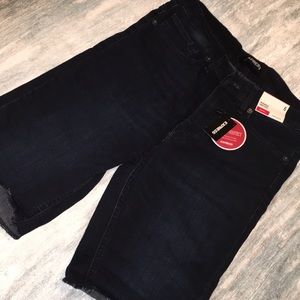 Dark blue bermuda highwaisted shorts.